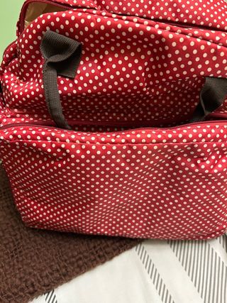 Bolsa de lunares roja con varios departamentos