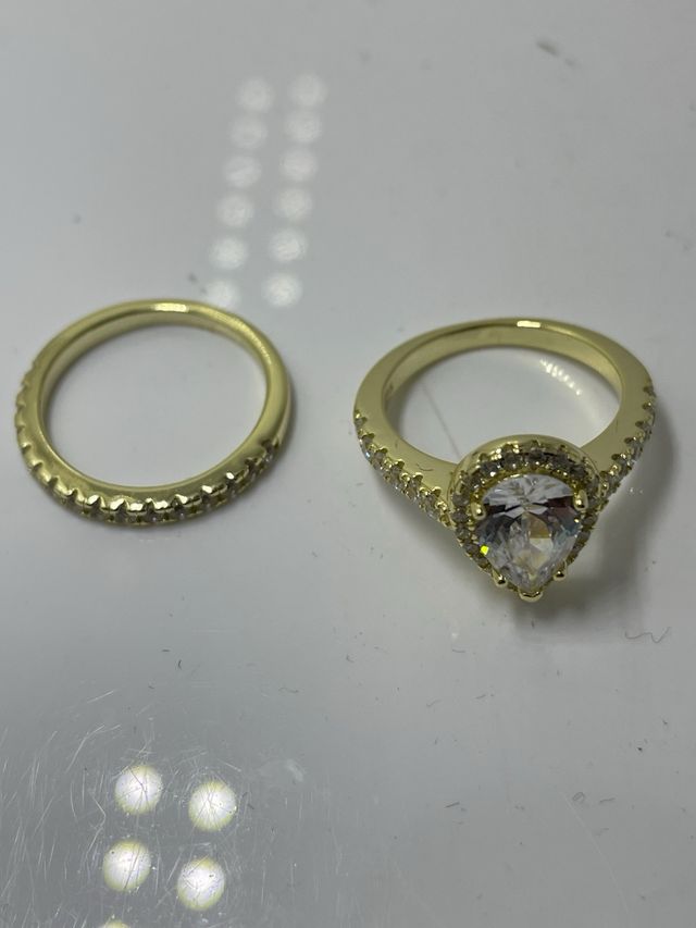 Conjunto de anillos dorados