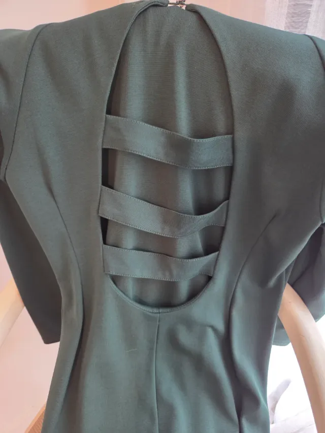 Ropa verde con adornos dorados