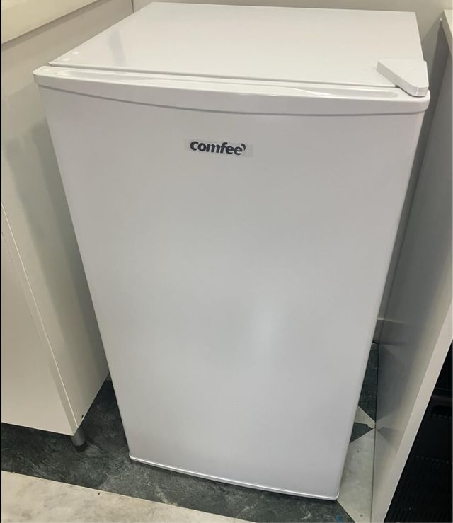 Nevera Comfee pequeña sin usar