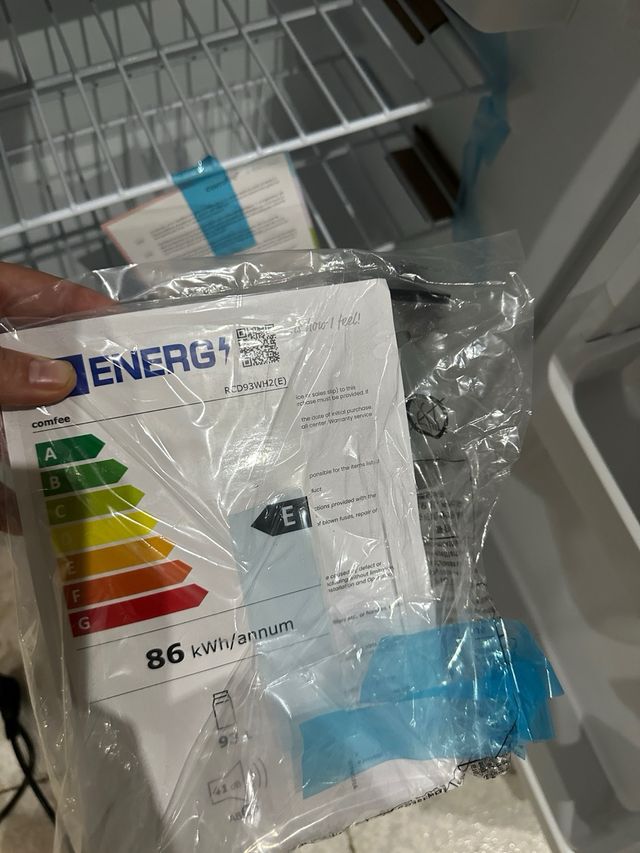 Nevera Comfee pequeña sin usar