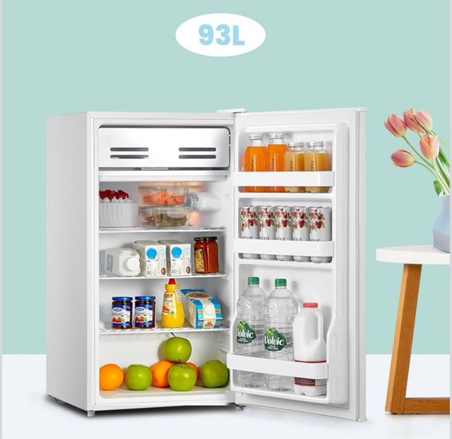 Nevera Comfee pequeña sin usar