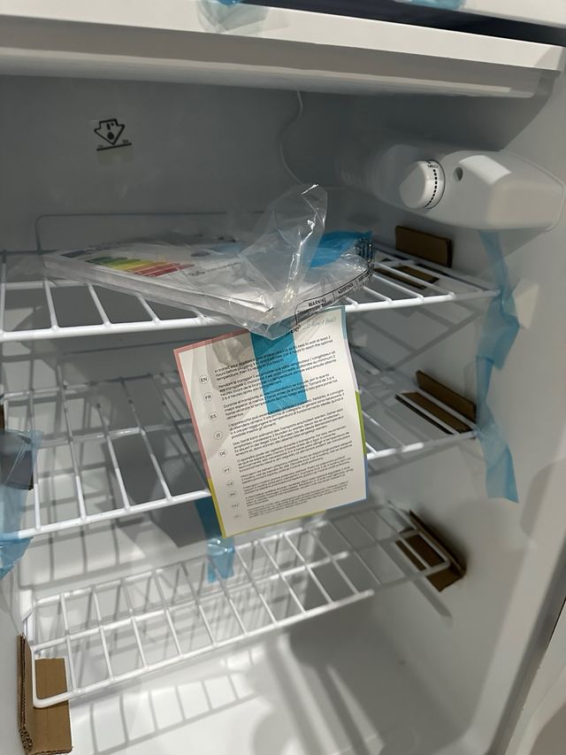 Nevera Comfee pequeña sin usar