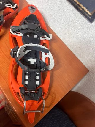 Raquetas de nieve y bastones de esquí