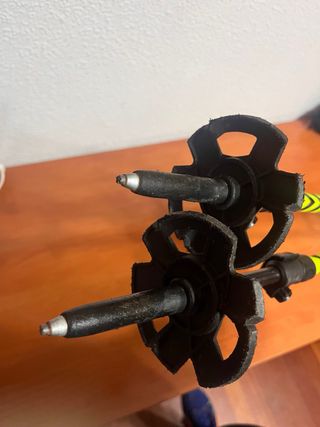 Raquetas de nieve y bastones de esquí