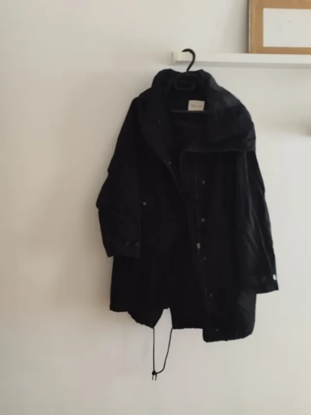Parka negra con capucha Talla 42