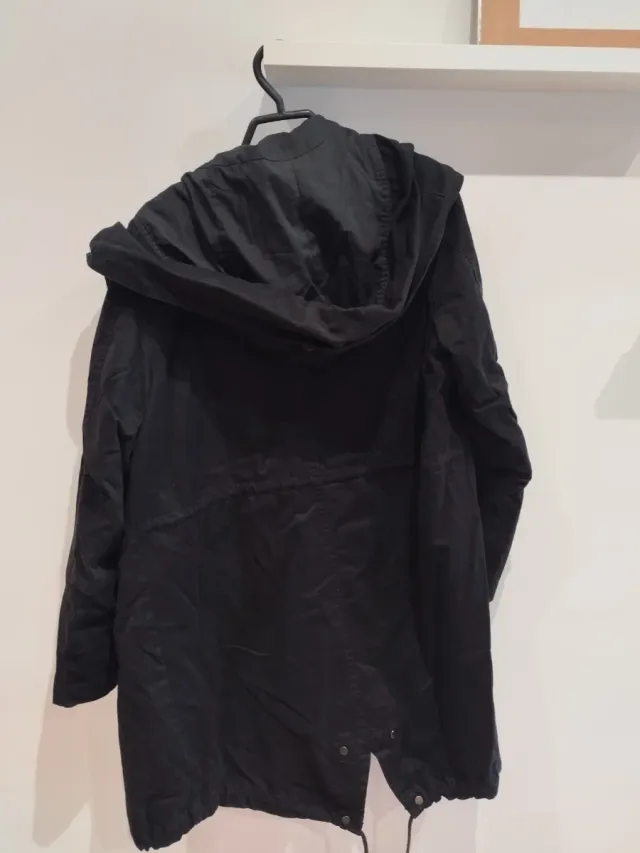 Parka negra con capucha Talla 42