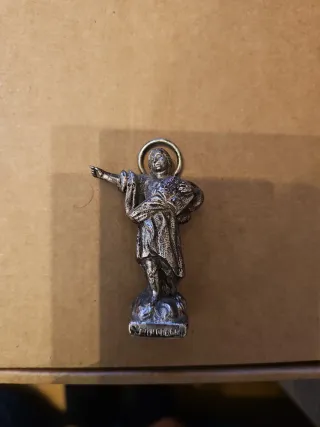 Figura religiosa plateada con halo. San Pancracio