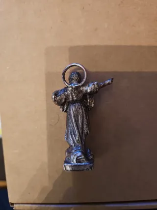 Figura religiosa plateada con halo. San Pancracio