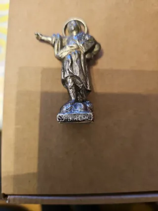 Figura religiosa plateada con halo. San Pancracio