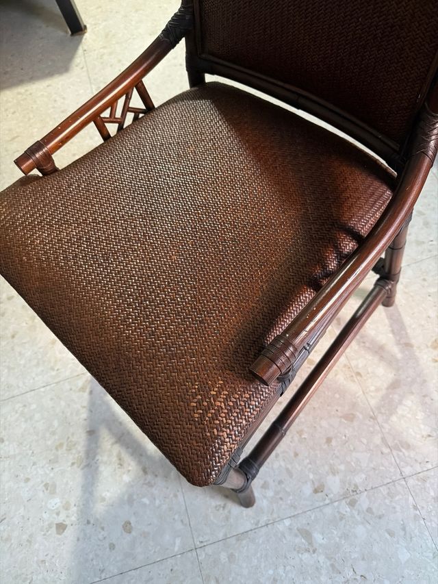 Silla de bambú y mimbre marrón
