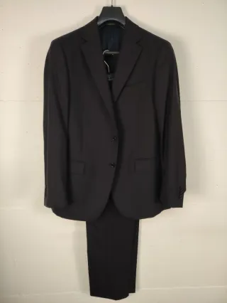 Completo elegante uomo gessato blu scuro