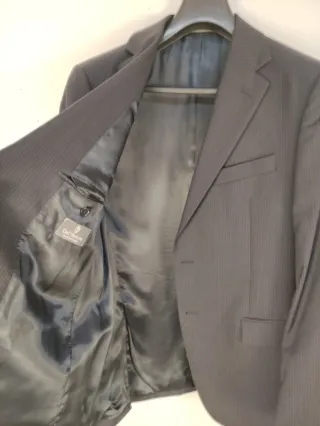 Completo elegante uomo gessato blu scuro