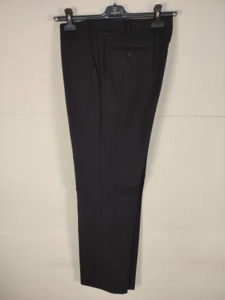 Completo elegante uomo gessato blu scuro