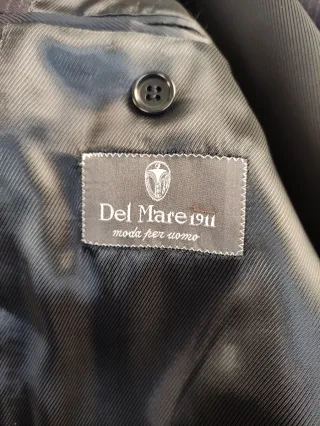 Completo elegante uomo gessato blu scuro