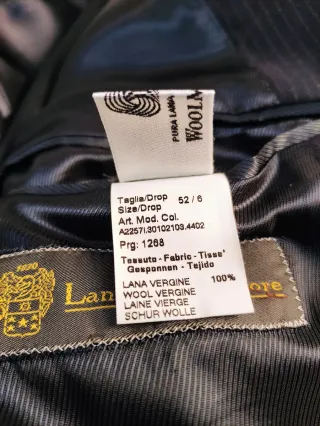 Completo elegante uomo gessato blu scuro