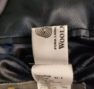 Completo elegante uomo gessato blu scuro