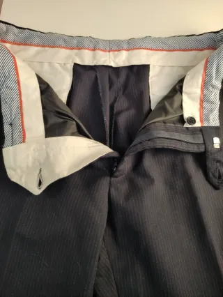 Completo elegante uomo gessato blu scuro