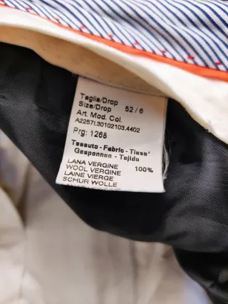 Completo elegante uomo gessato blu scuro