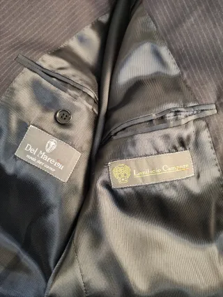 Completo elegante uomo gessato blu scuro