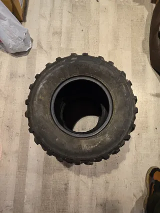 Neumáticos  AT 22x10-10 usados Kenda Pathfinder