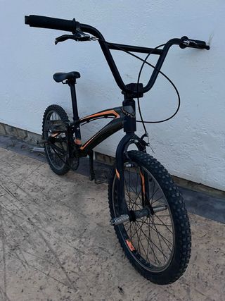 Bici BMX Negra con Detalles Naranja