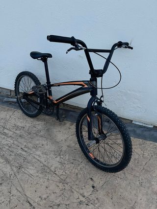 Bici BMX Negra con Detalles Naranja