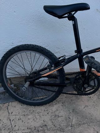 Bici BMX Negra con Detalles Naranja