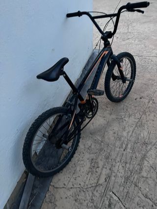 Bici BMX Negra con Detalles Naranja