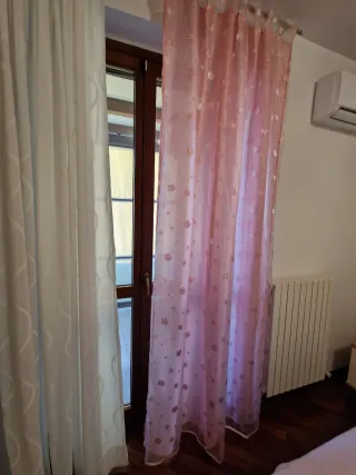 Tenda rosa con fiori