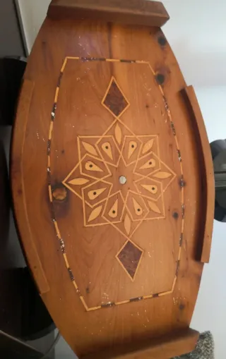 Vassoio in legno intarsiato