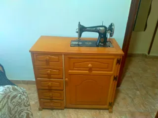 Máquina de coser Singer con mueble
