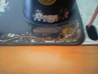 Máquina de coser Singer con mueble