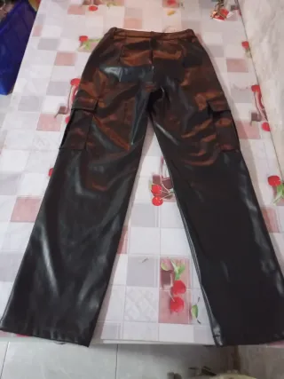 Pantalones cargo efecto piel negros