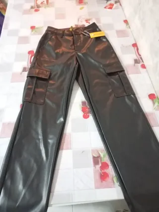 Pantalones cargo efecto piel negros