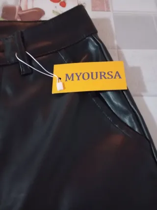 Pantalones cargo efecto piel negros