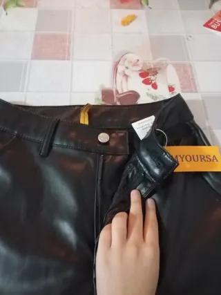 Pantalones cargo efecto piel negros