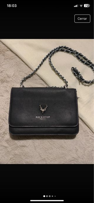 Bolso negro efecto piel sintética.