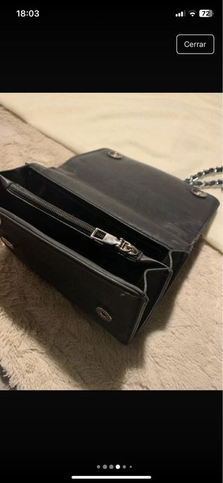 Bolso negro efecto piel sintética.