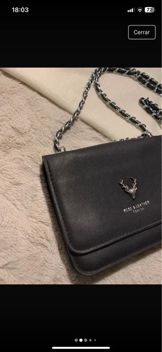 Bolso negro efecto piel sintética.