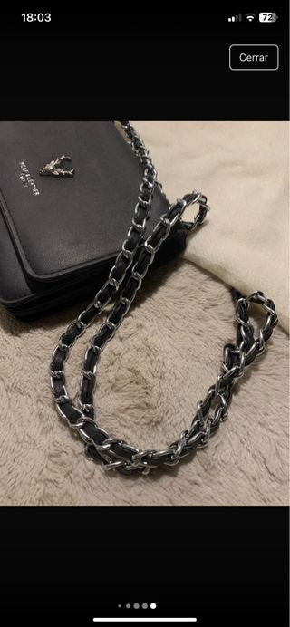 Bolso negro efecto piel sintética.