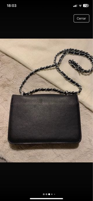 Bolso negro efecto piel sintética.