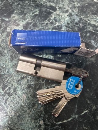 Cerradura TESA ASSA ABLOY con 5 llaves