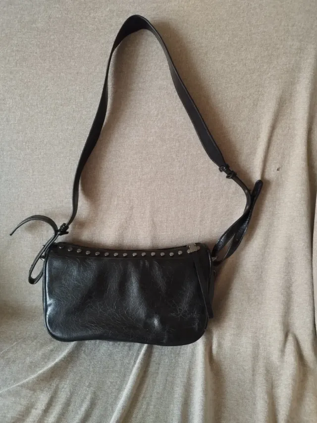Bolso negro con tachuelas y cadena