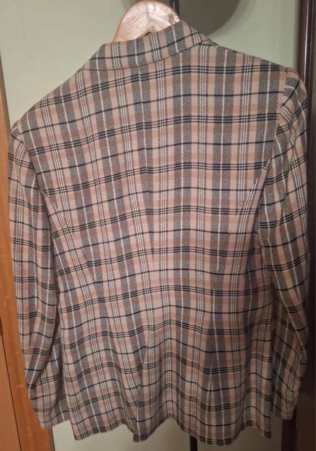 Americana cuadros beige y negra