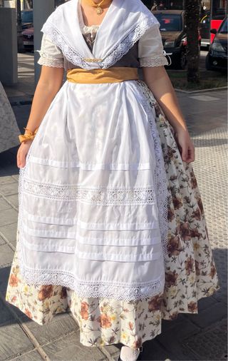 Traje de huertana falda y justillo (fallera).