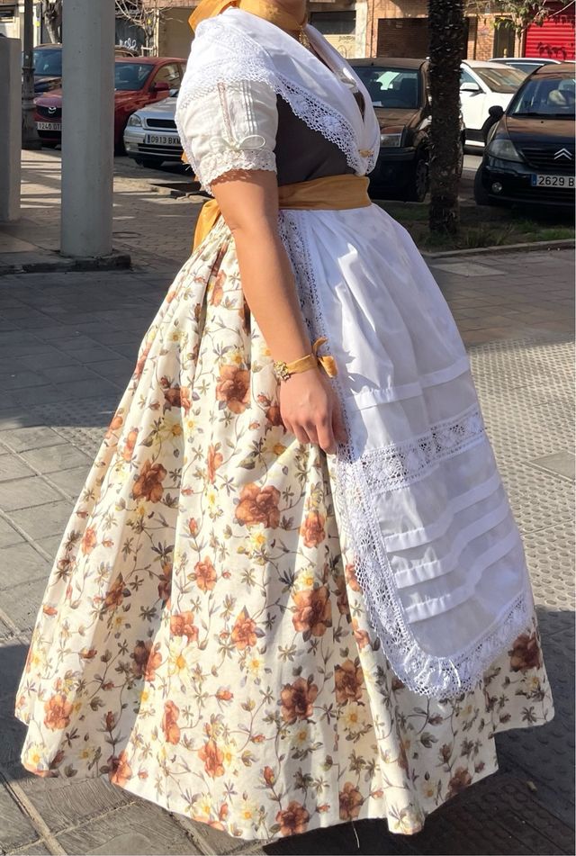Traje de huertana falda y justillo (fallera).