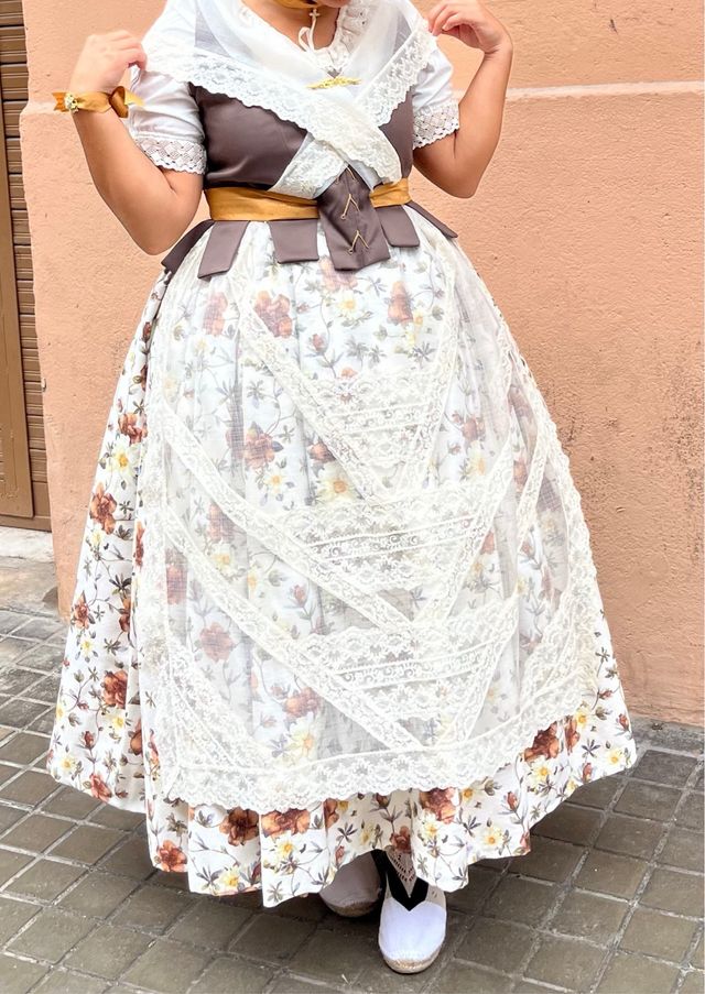 Traje de huertana falda y justillo (fallera).