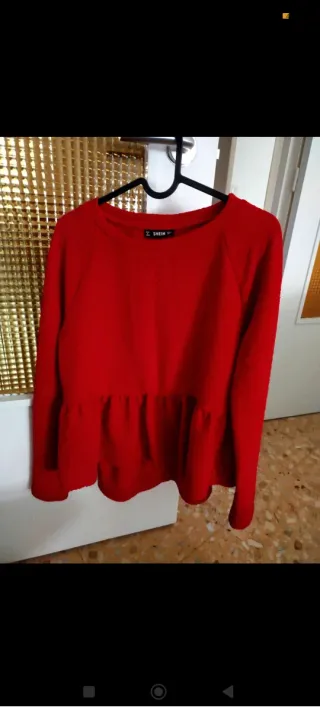 Sudadera roja con volantes