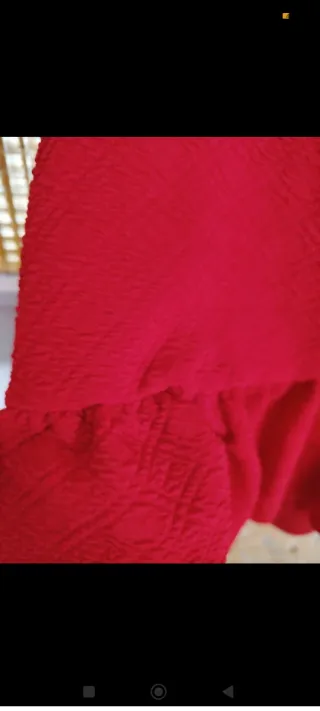 Sudadera roja con volantes